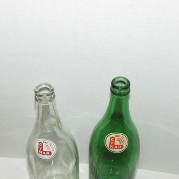 2 CYNAR Vintage Glass Soda Pop Bottles Toronto Canada Large 30 oz Green Clear - Picture 3 of 10
